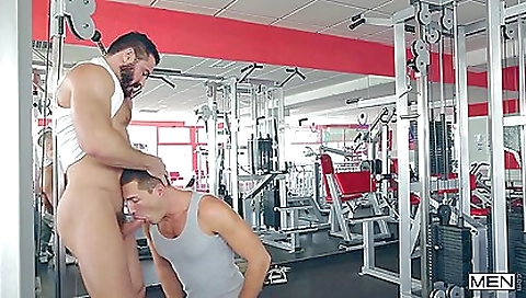 Horny British Bodybuilder Is Getting A Blowjob